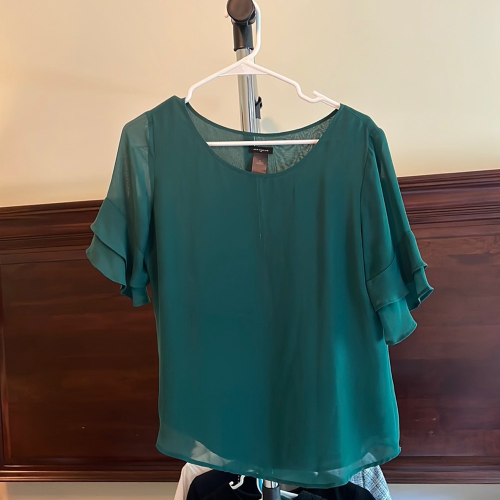 ANN TAYLOR GREEN FLUTTER SLEEVE BLOUSE